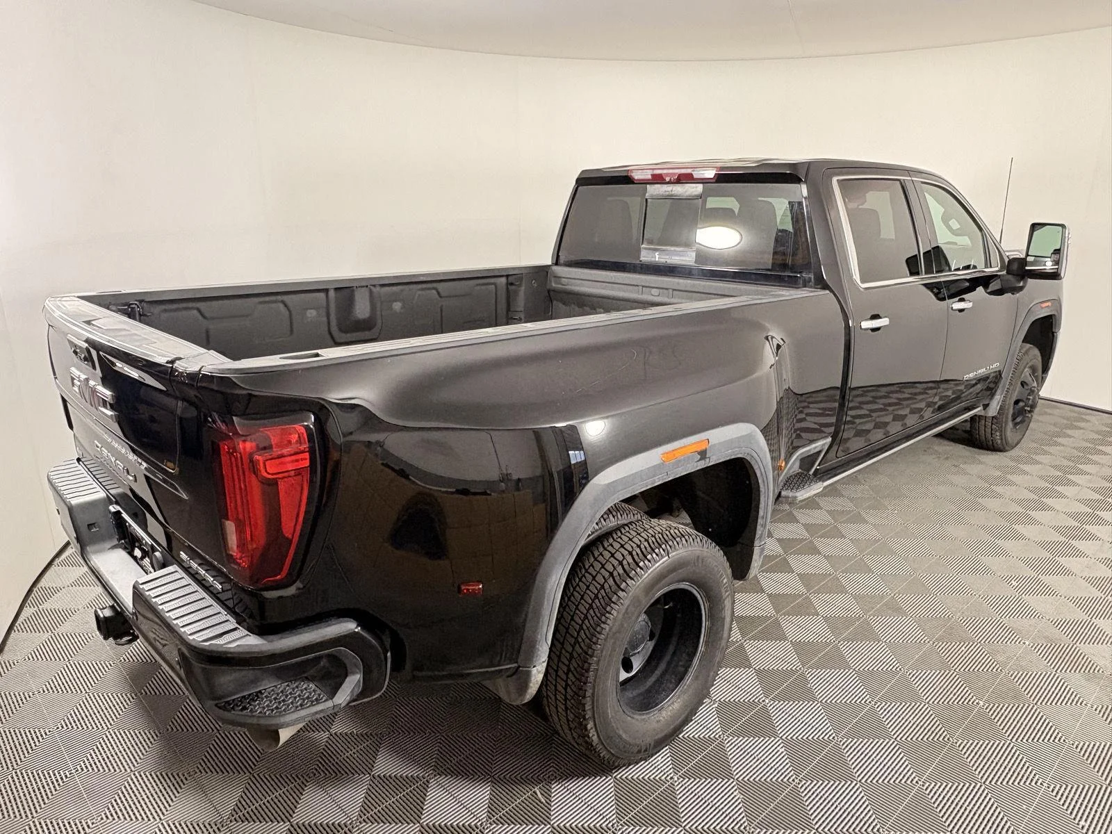 Used 2023 Onyx Black GMC Denali DRW image 10