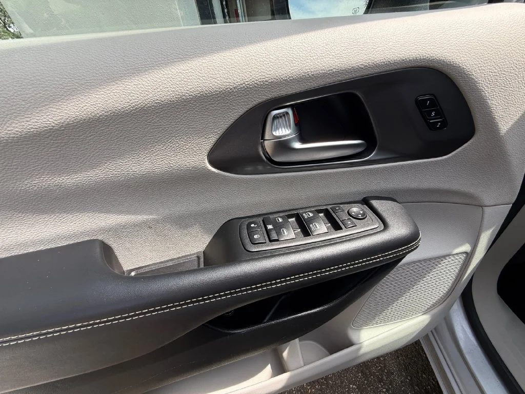 Used 2023 Silver Chrysler Touring L image 11