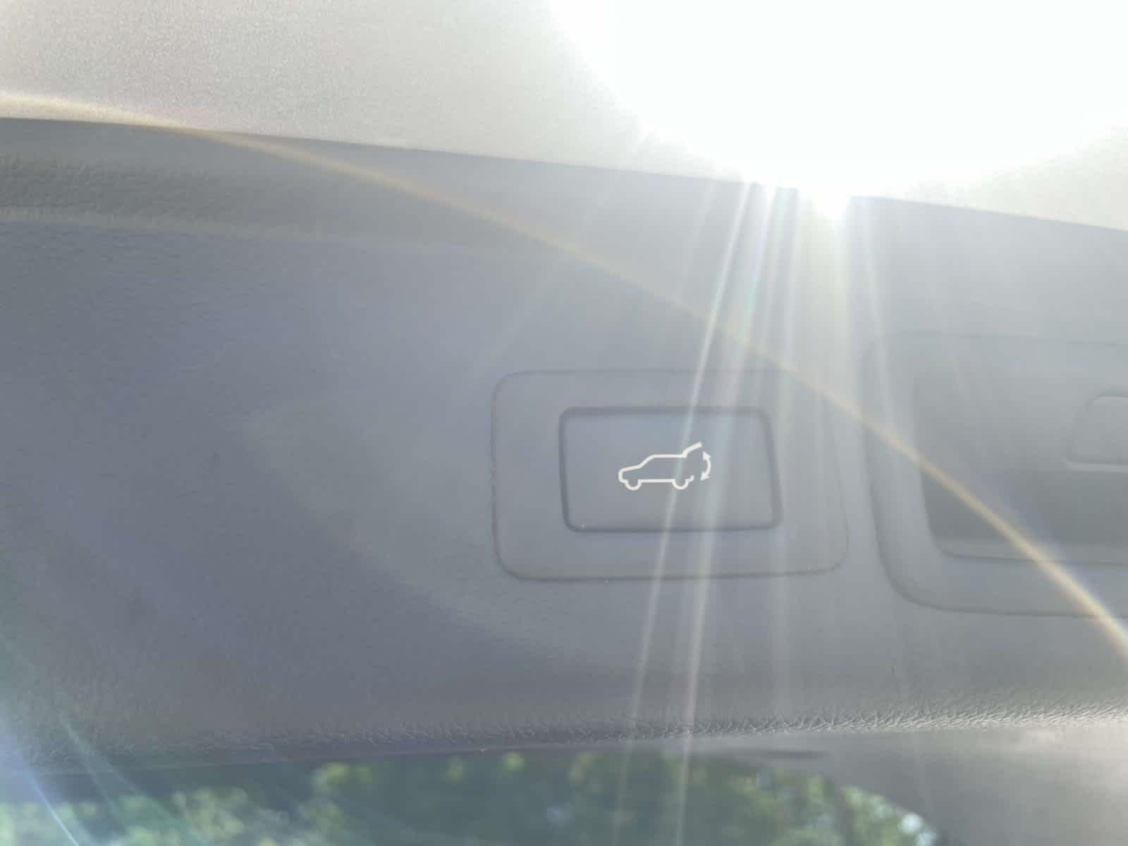 Used 2017 Ice Silver Metallic Subaru Limited image 17
