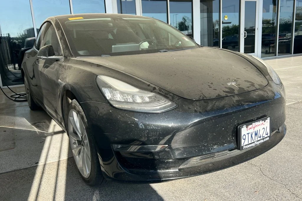 Used 2018  Tesla Mid Range image 2