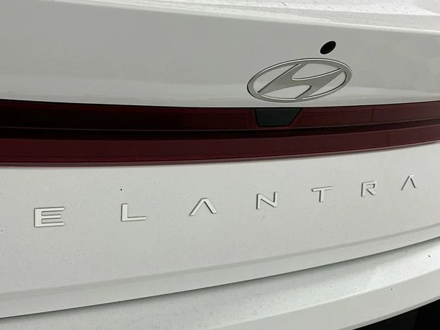 New 2026 Hyundai ELANTRA SE