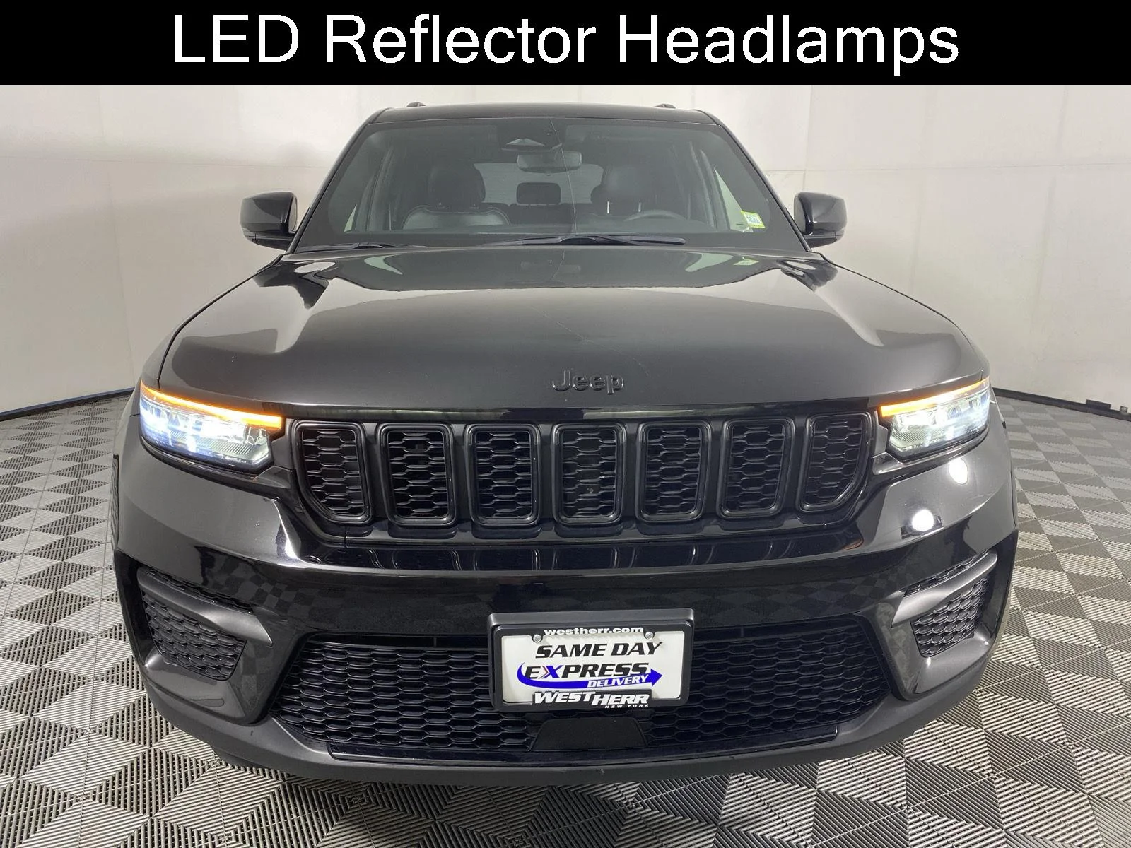 Used 2024 Diamond Black Crystal Pearlcoat Jeep Altitude X image 8