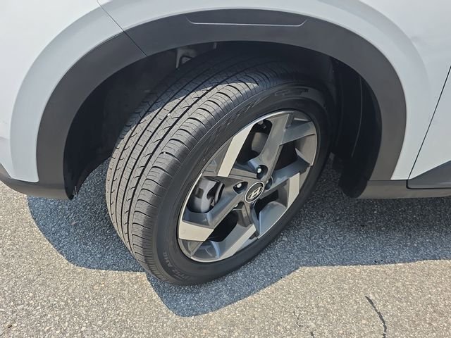 Used 2025 White Hyundai SEL image 31
