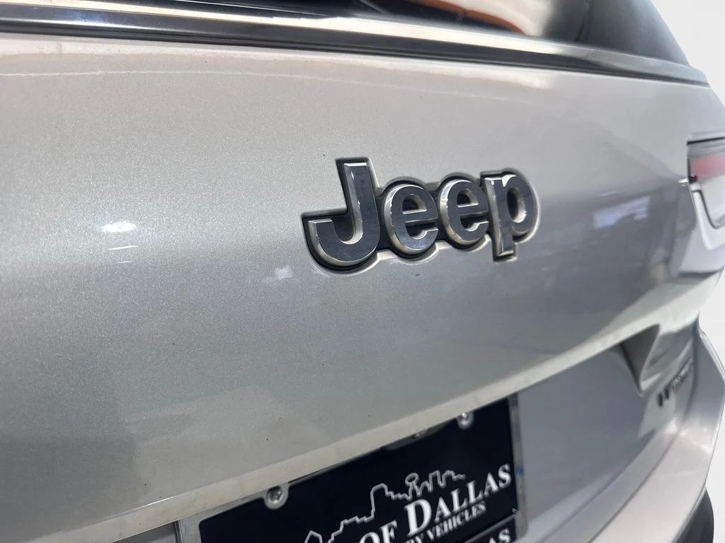 Used 2022 Silver Jeep Limited image 21
