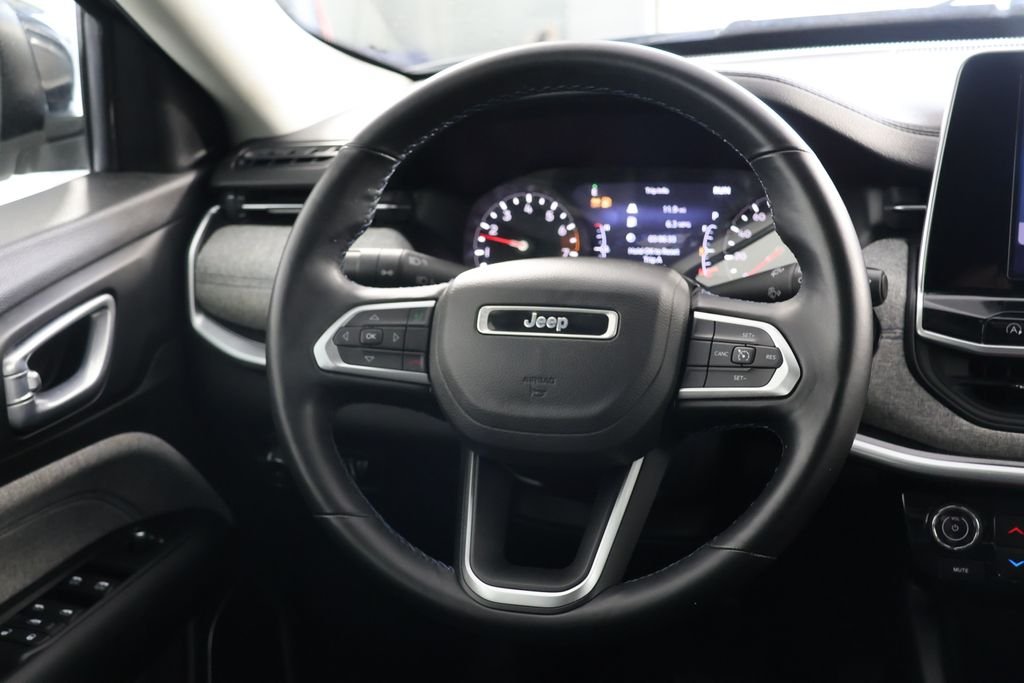 Used 2022 Silver Jeep Latitude image 10