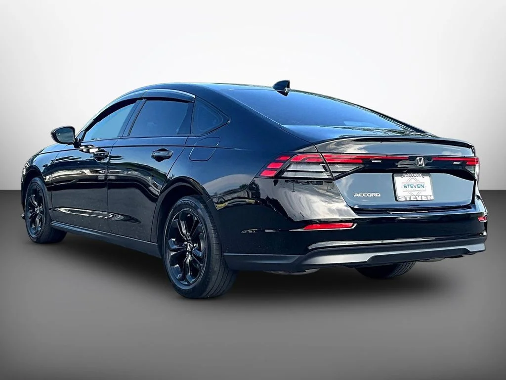 Used 2025 Crystal Black Pearl Honda SE image 4
