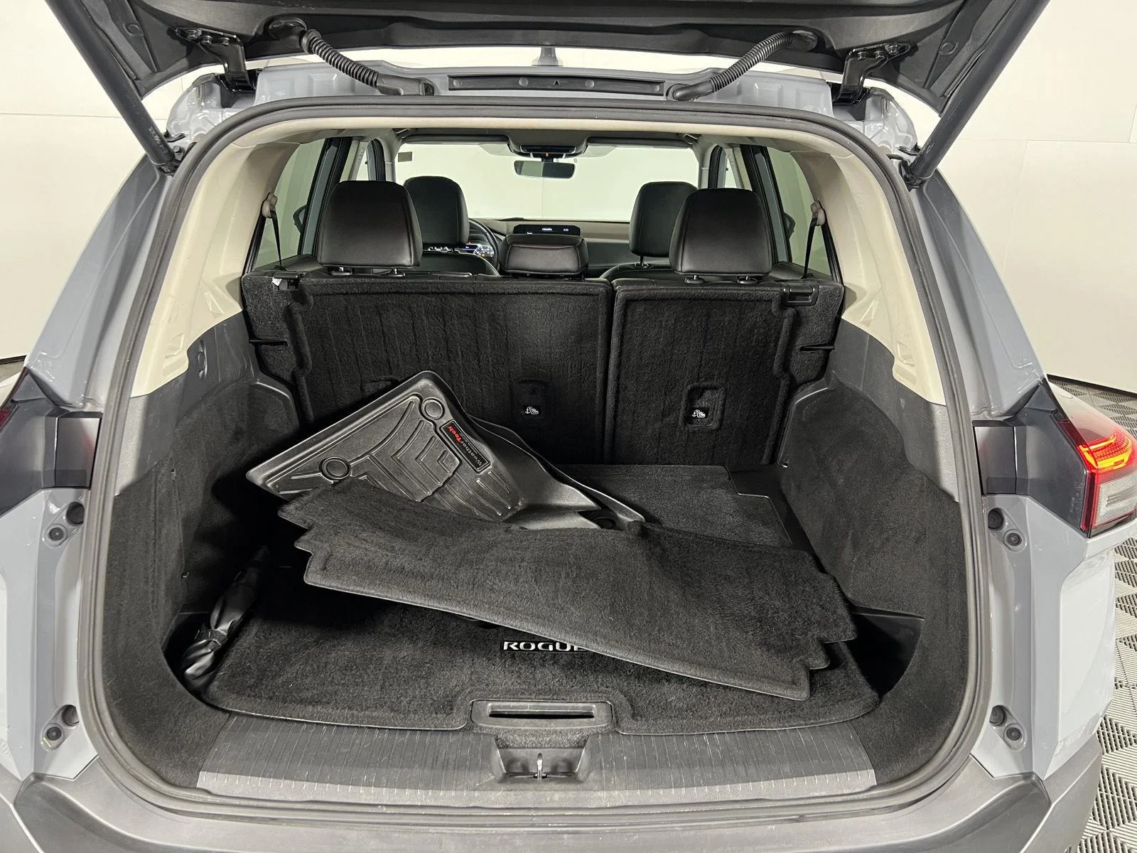 Used 2022 Boulder Gray Pearl Nissan SL image 9