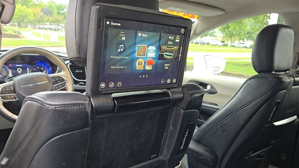 Used 2018 White Chrysler Limited image 20