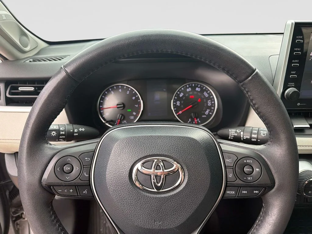 Used 2022 Silver Toyota XLE Premium image 27