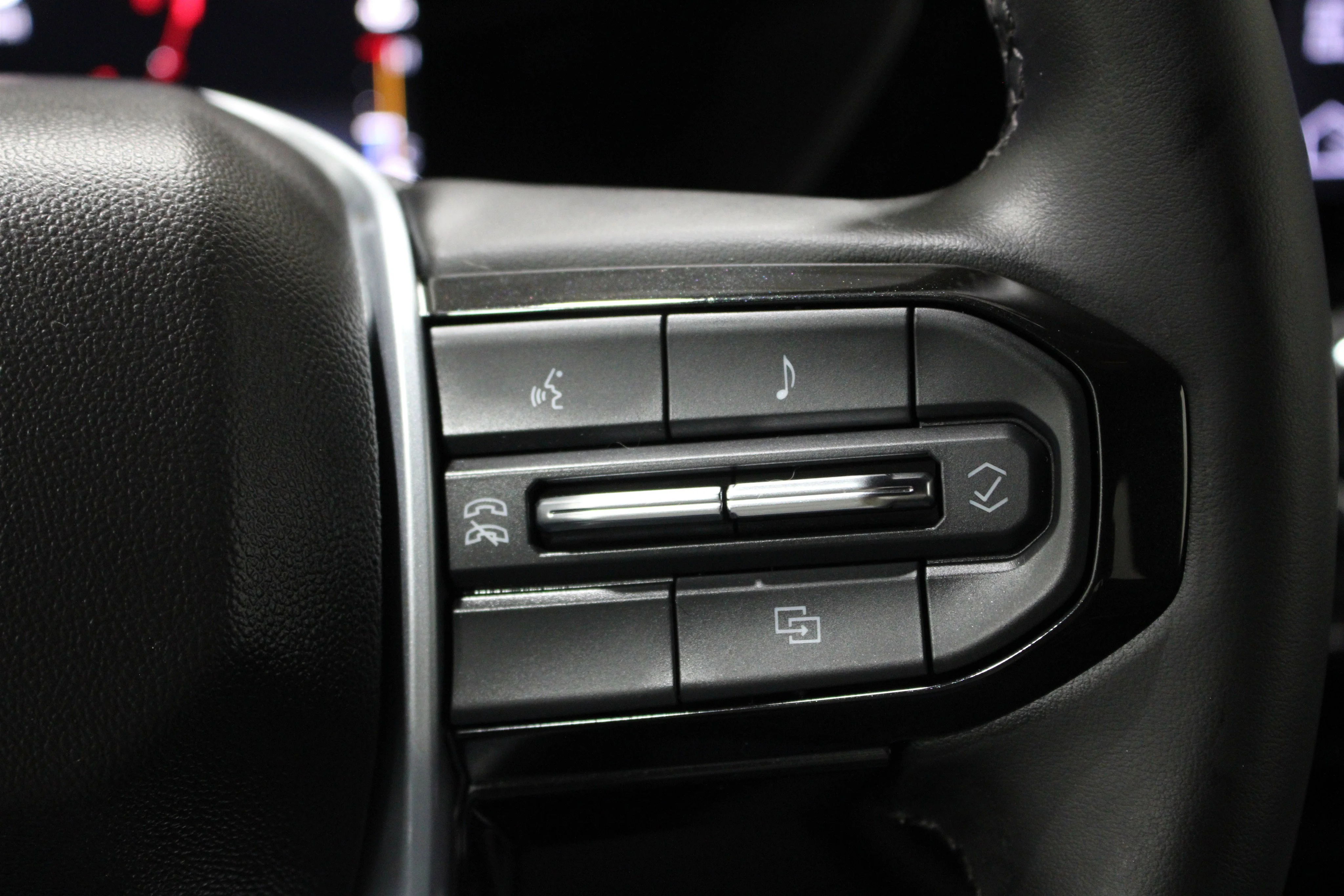 2023 Chevrolet Colorado LT - Photo 12