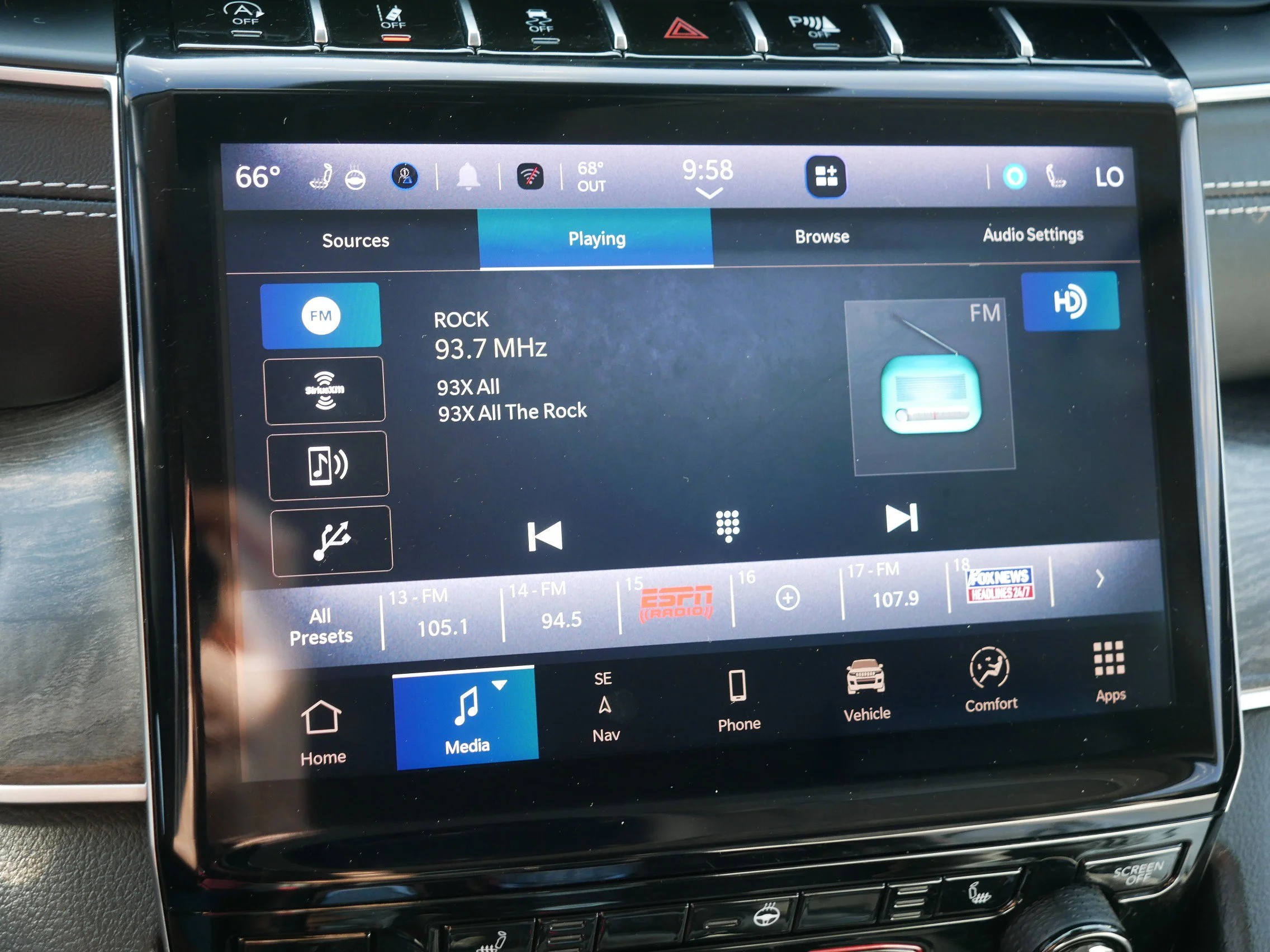 Used 2022 Silver Zynith Jeep Limited image 22