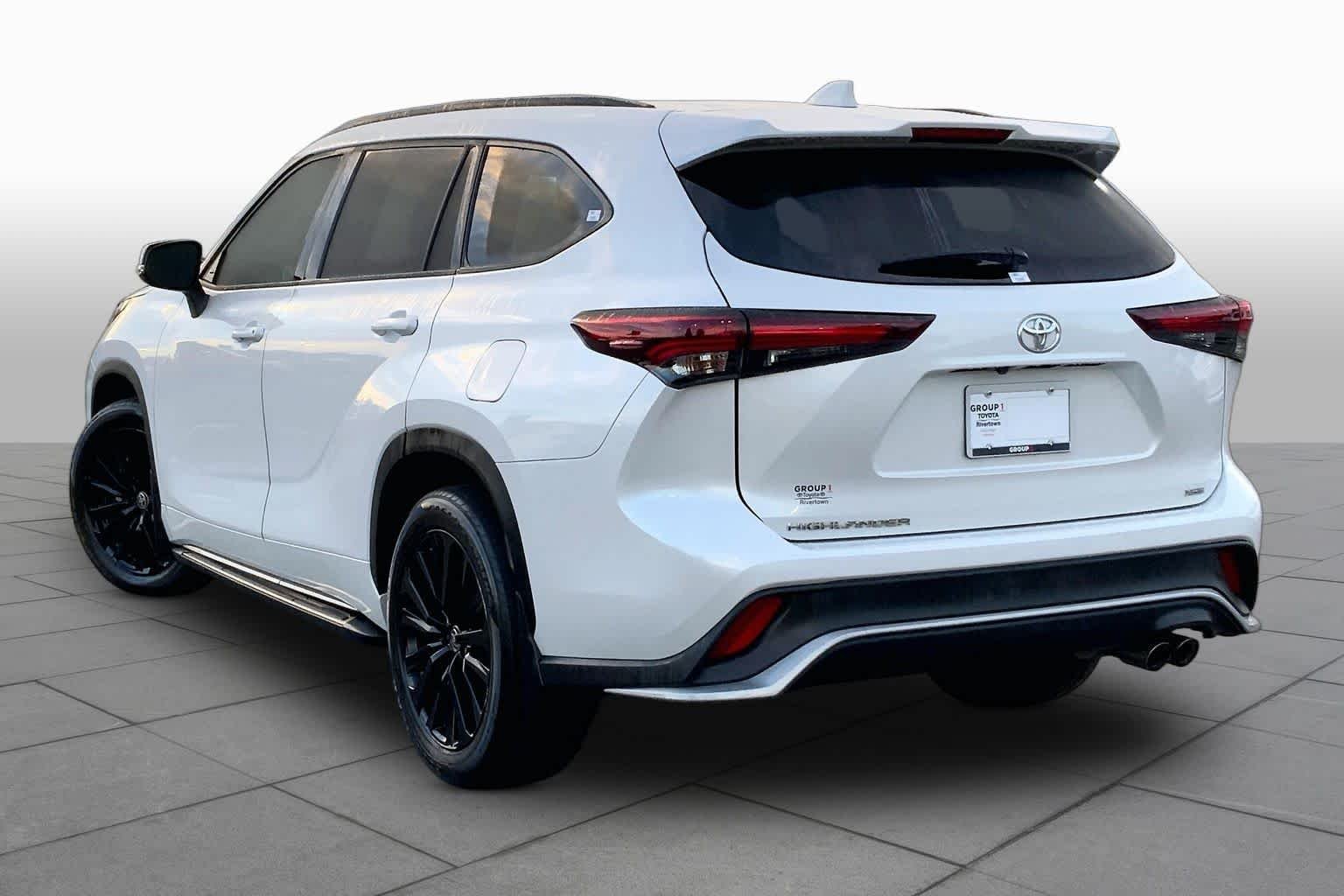 Used 2024 Wind Chill Pearl Toyota LE image 12