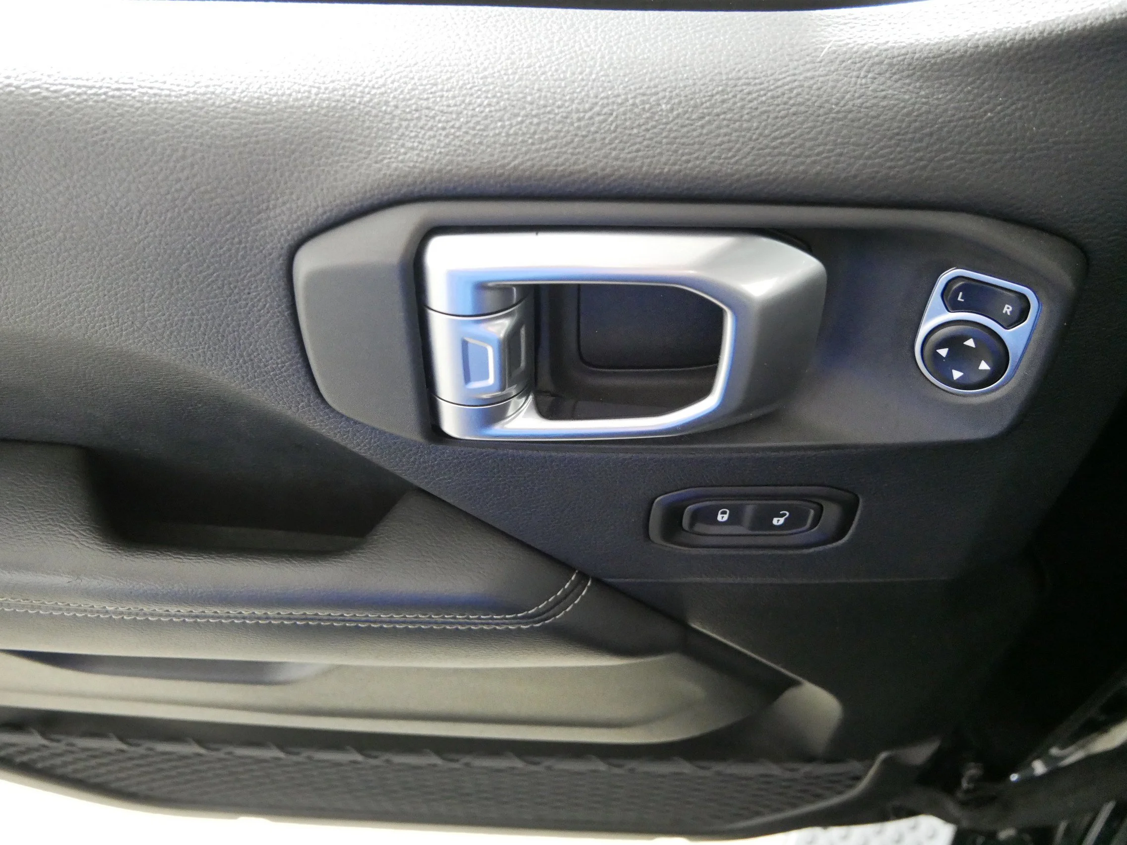 Used 2019 Black Clearcoat Jeep Sahara image 19