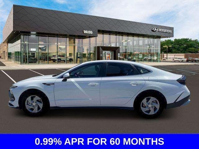 New 2026 White Hyundai SE image 3