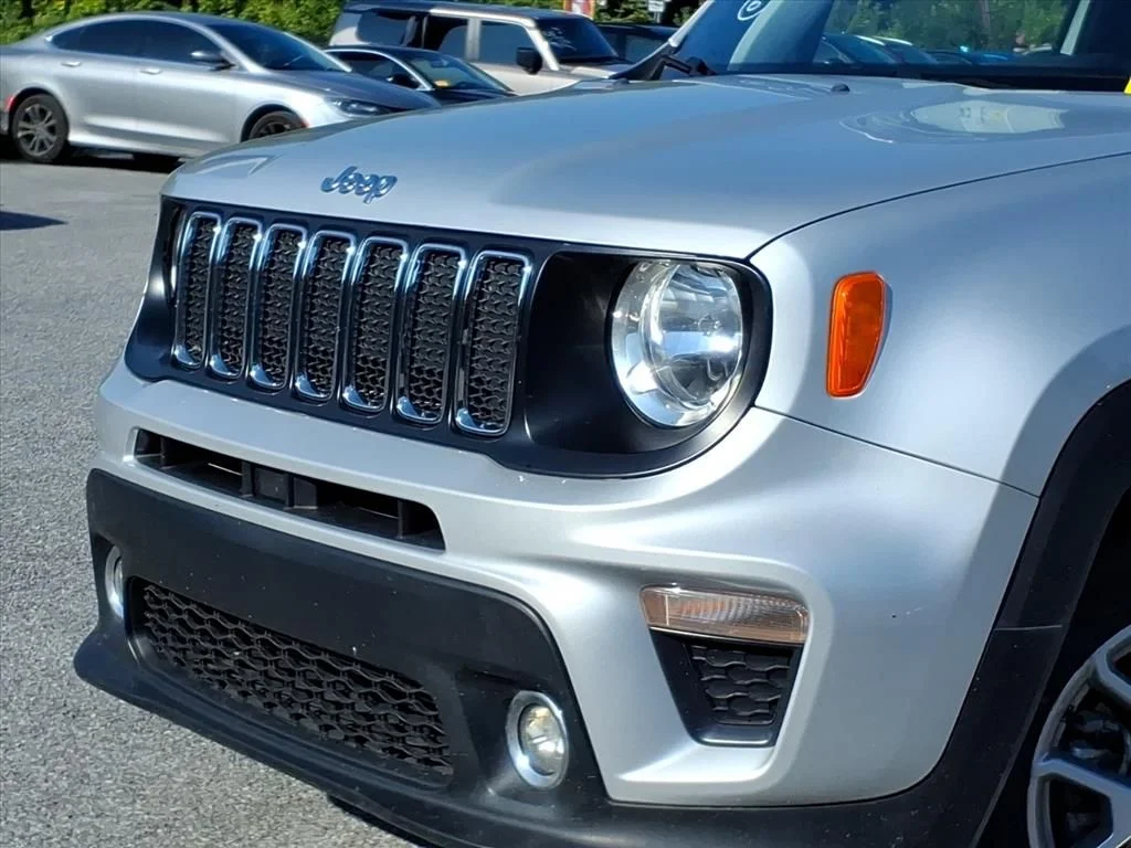 Used 2021 Silver Jeep Latitude image 4