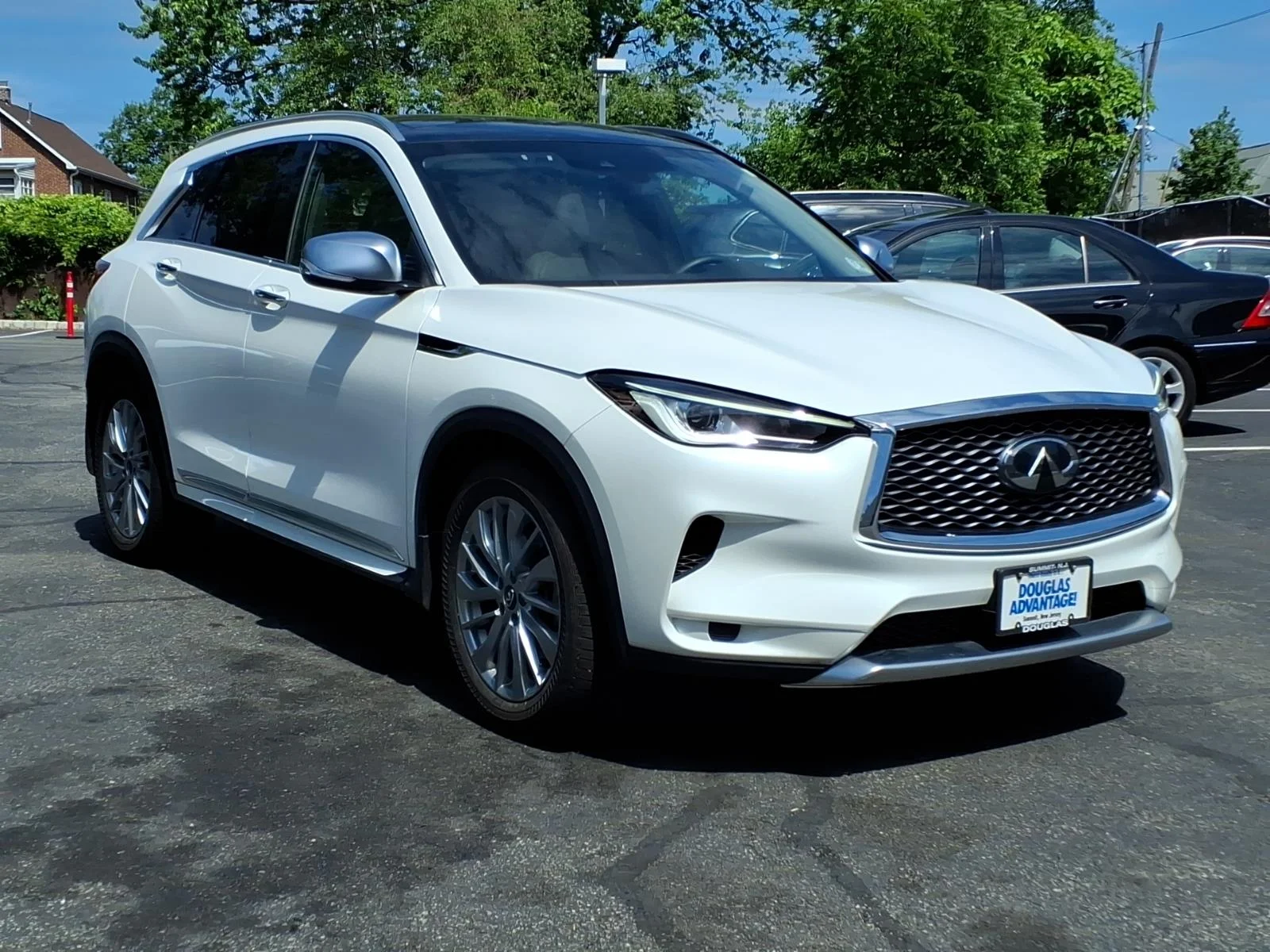 Certified Used 2025 White INFINITI LUXE image 4