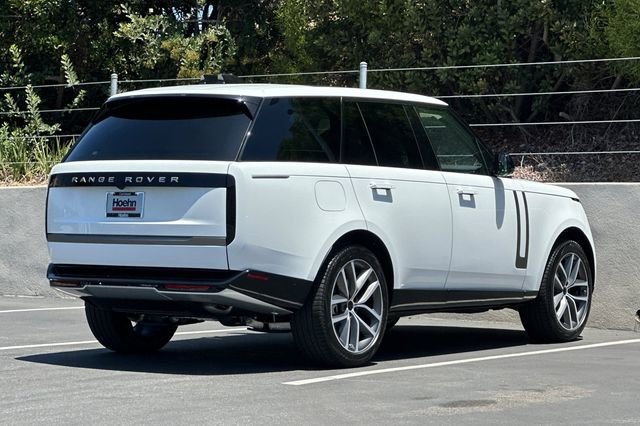 New 2026 Fuji White Land Rover SE image 5