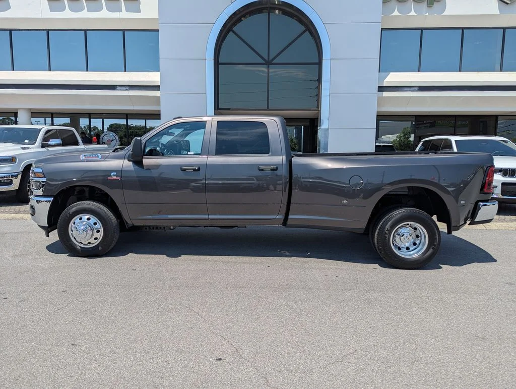 2025 RAM 3500 Tradesman - Photo 8