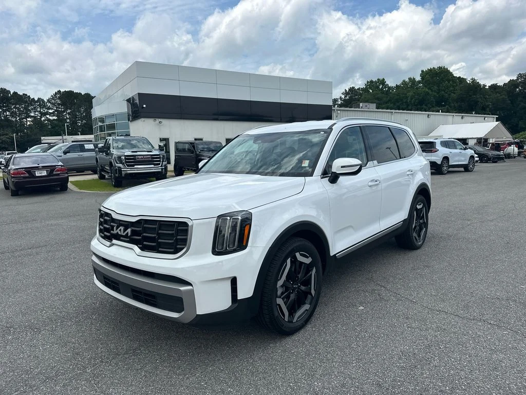 Used 2023 White Kia S image 3