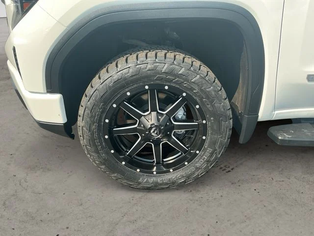Used 2024 White GMC Elevation image 9