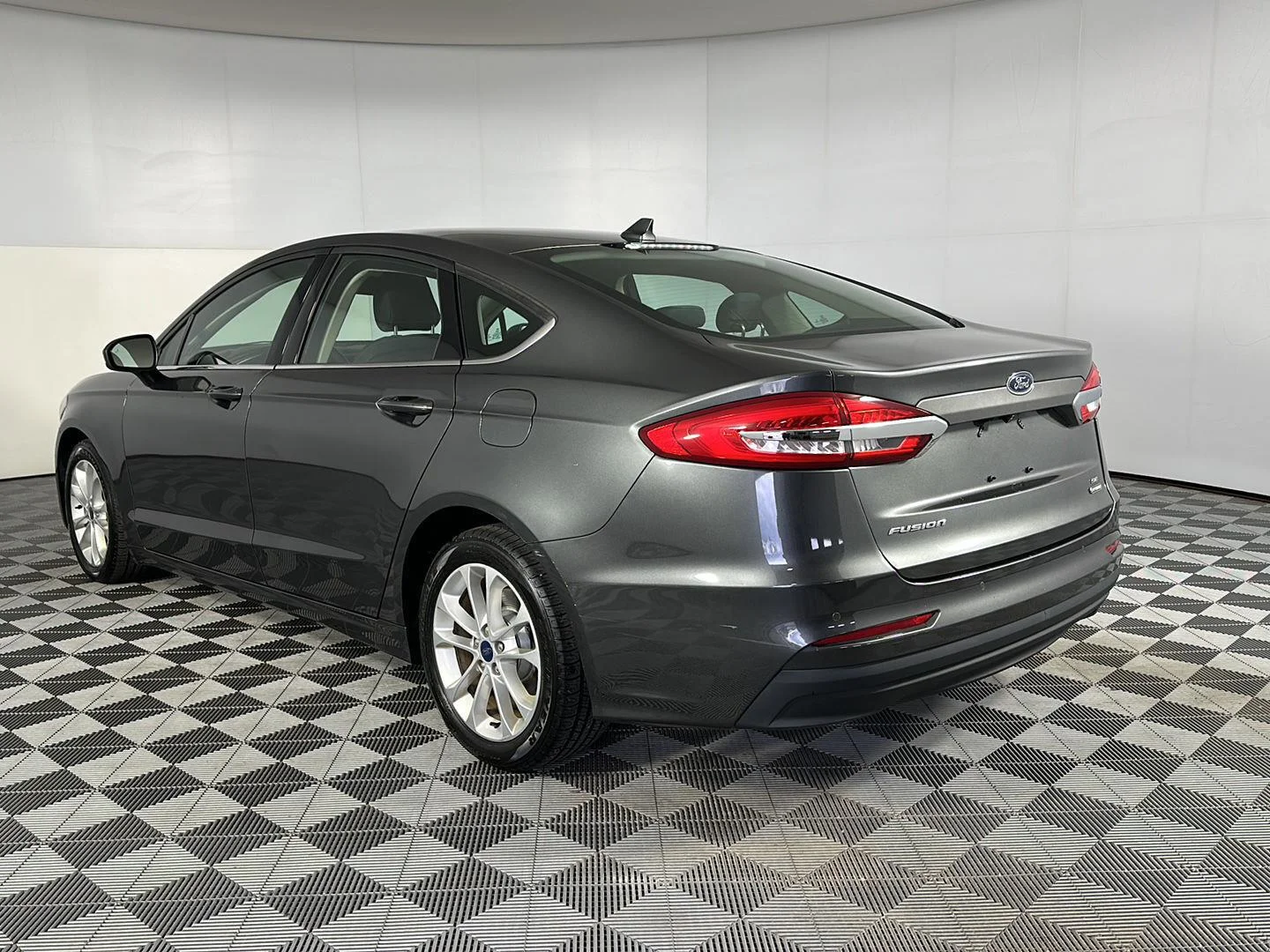 Used 2020 Magnetic Ford SE image 18