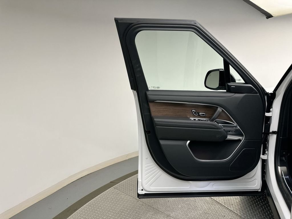 New 2026 Ostuni Pearl White LAND ROVER SE PHEV image 9
