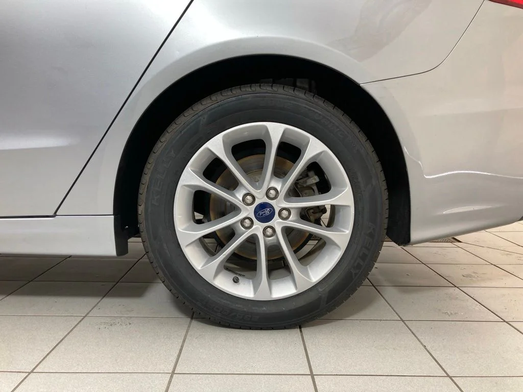 Used 2020 Silver Ford SE image 25