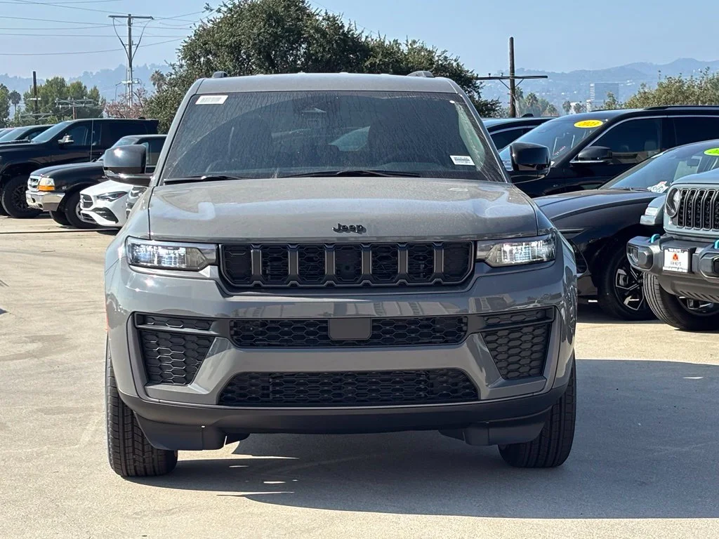New 2027 Gray Jeep Laredo Altitude image 5