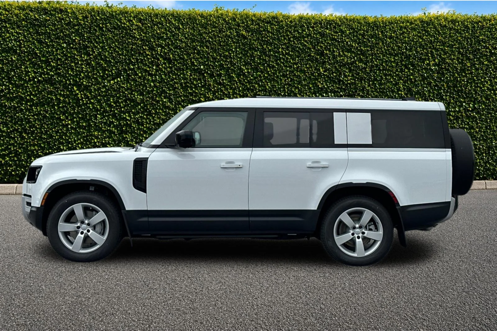 2025 Land Rover Defender S - Photo 3