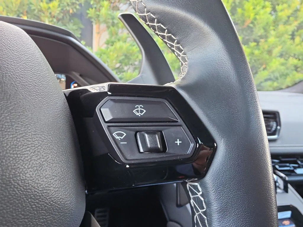 Used 2021 White Lamborghini Base image 21