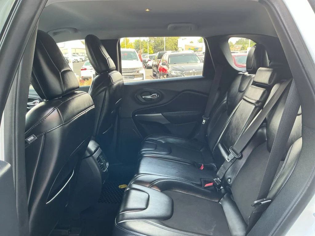 Used 2019 White Jeep Latitude Plus image 21