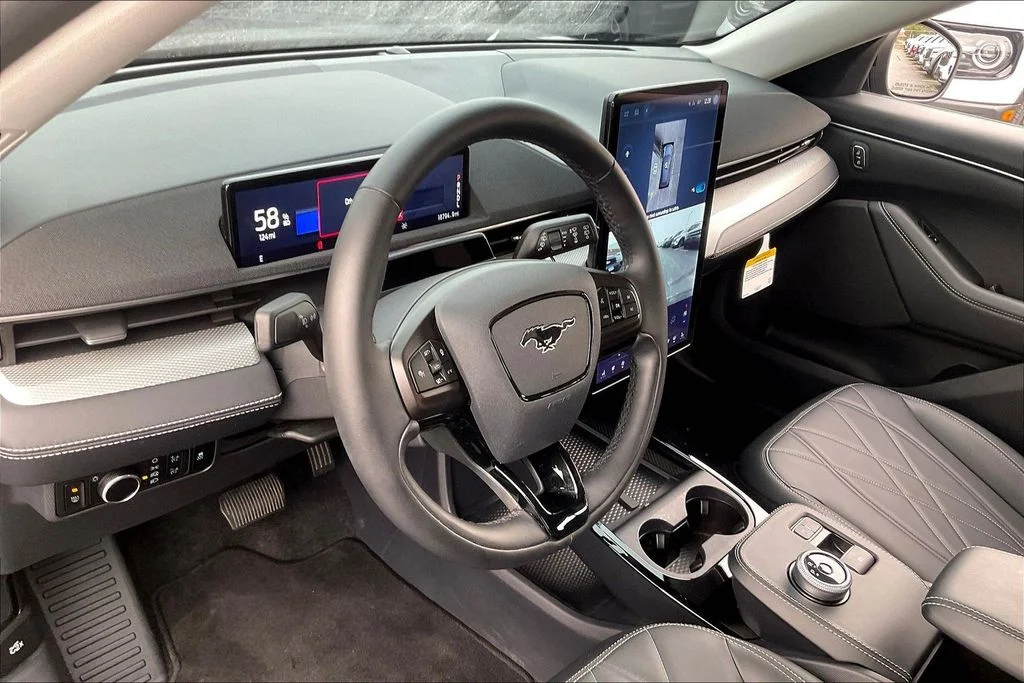 Used 2023 Black Ford Select image 13