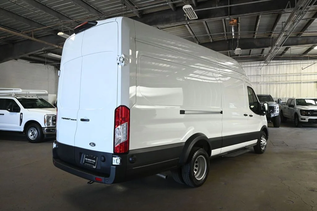 New 2026 Oxford White Ford Base image 8