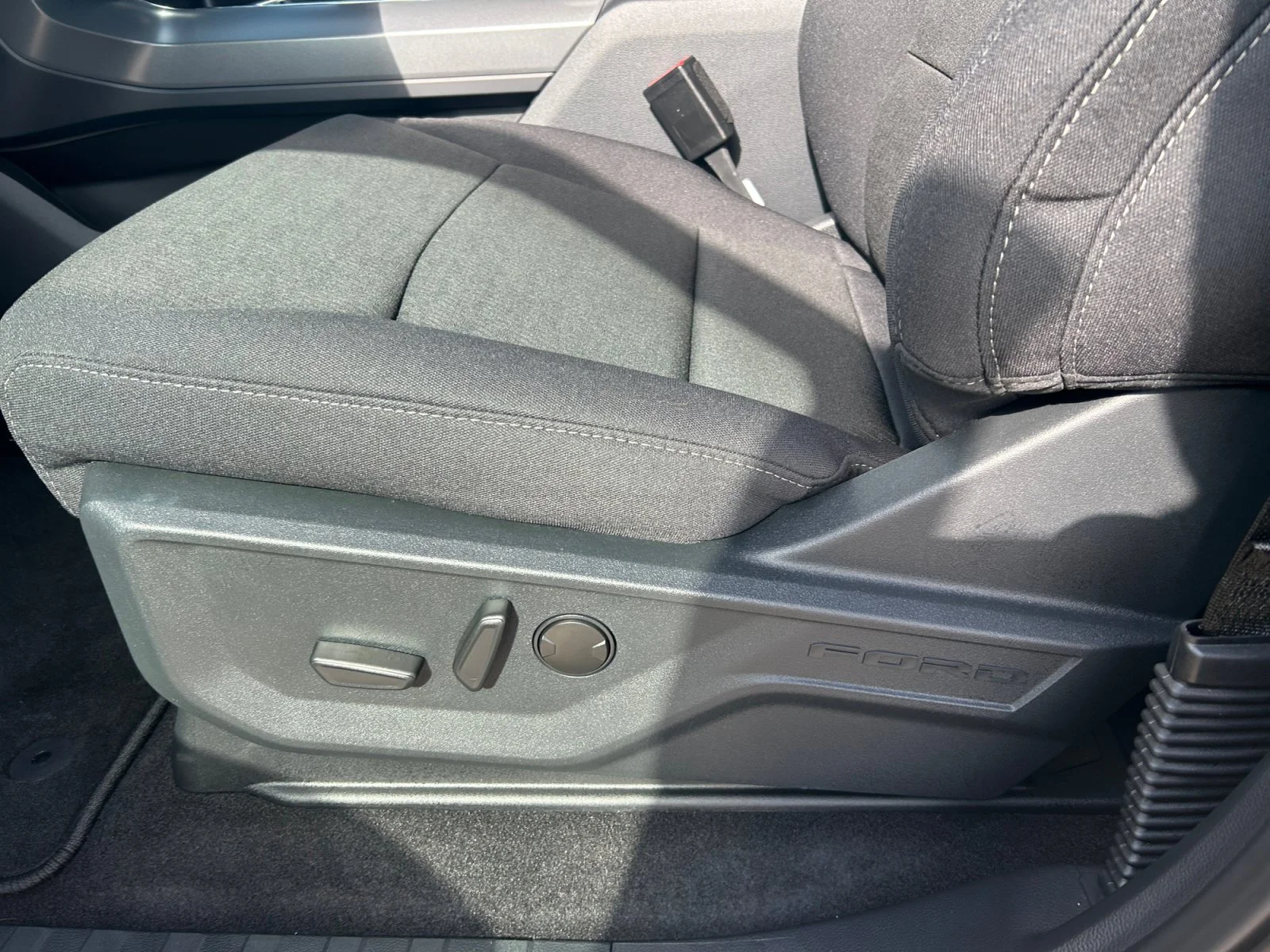 New 2026 Carbonized Grey Metallic Ford XLT image 15