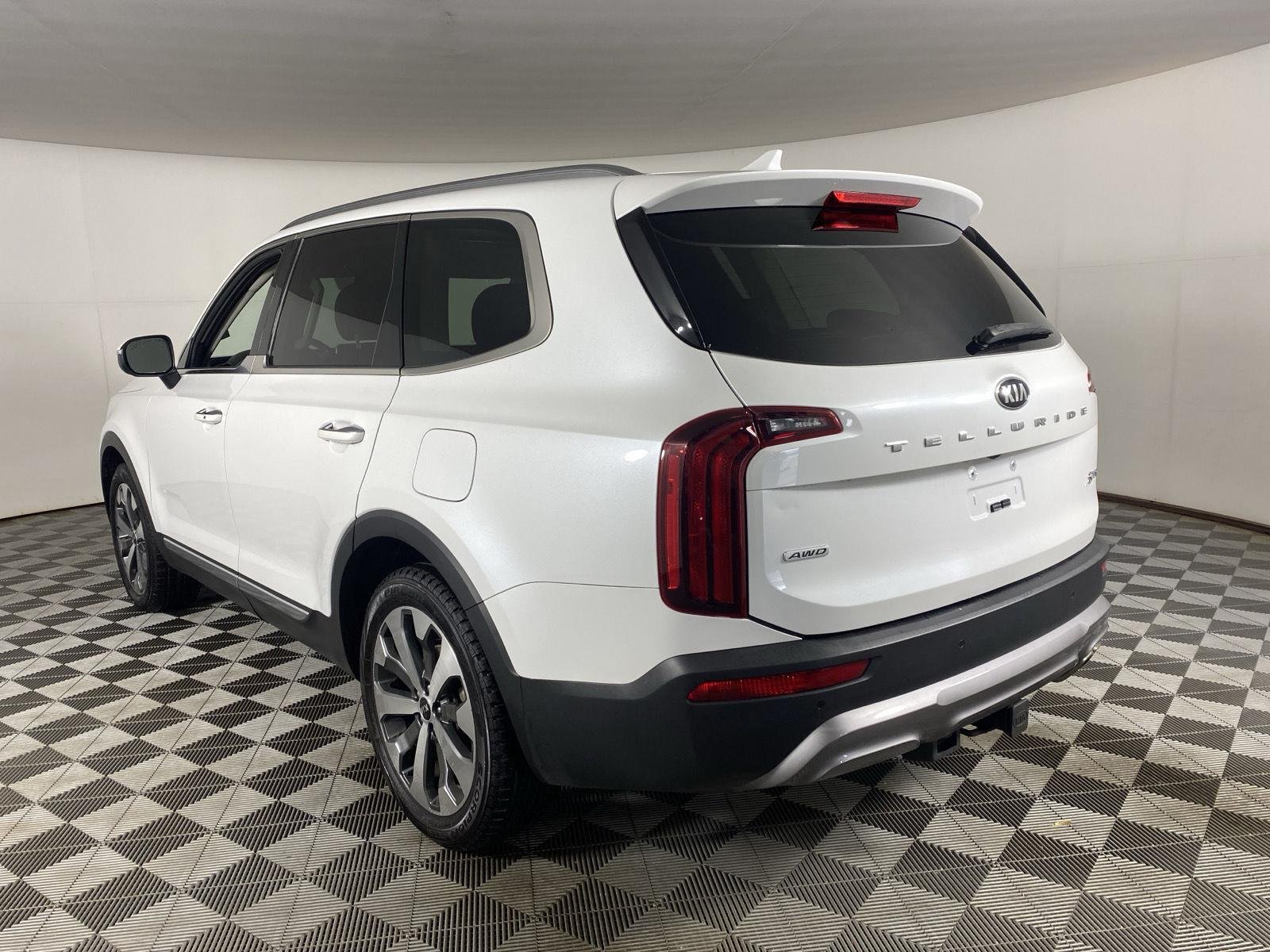 Used 2020 Snow White Pearl Kia  image 5
