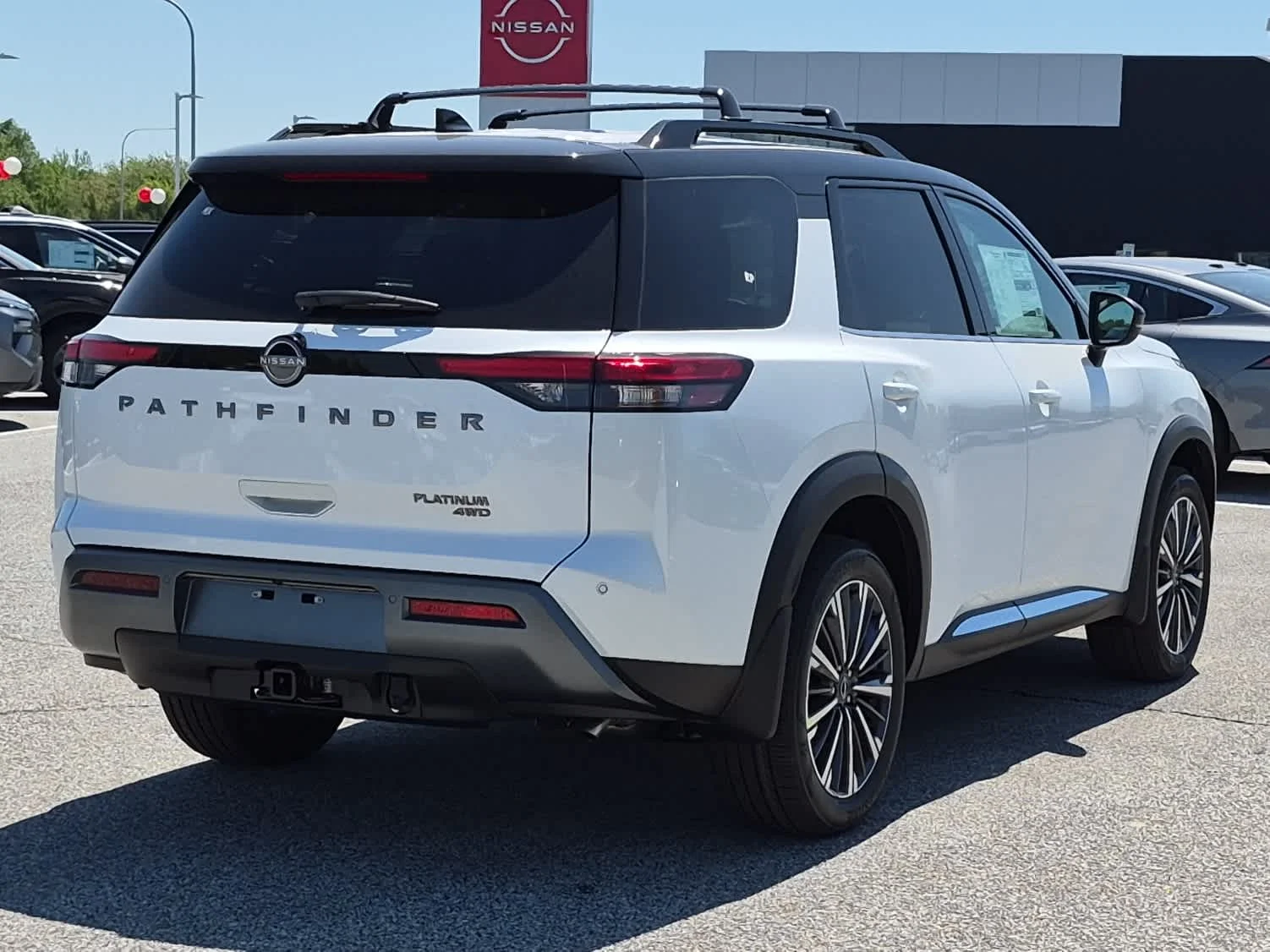 New 2026 Everest White Pearl TriCoat / Super Black Two-tone Nissan Platinum image 3