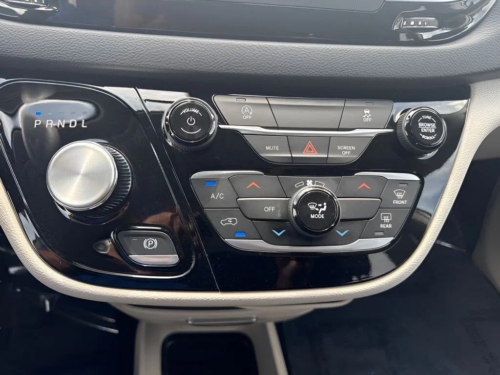 Used 2022 White Chrysler LX image 9