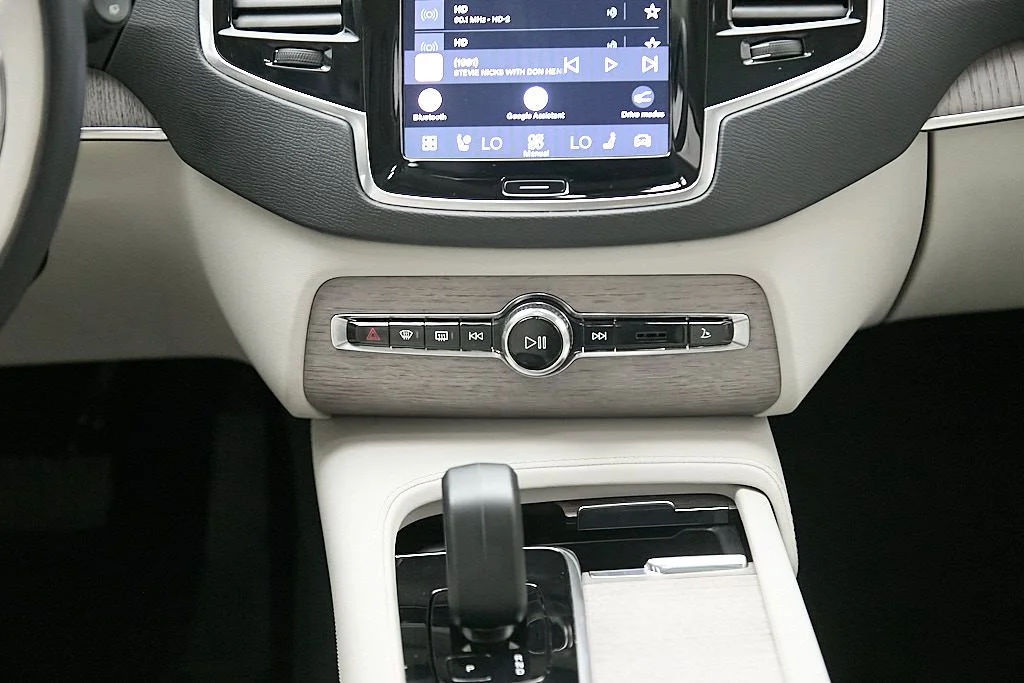 Used 2024 Vapour Grey Volvo Plus image 29