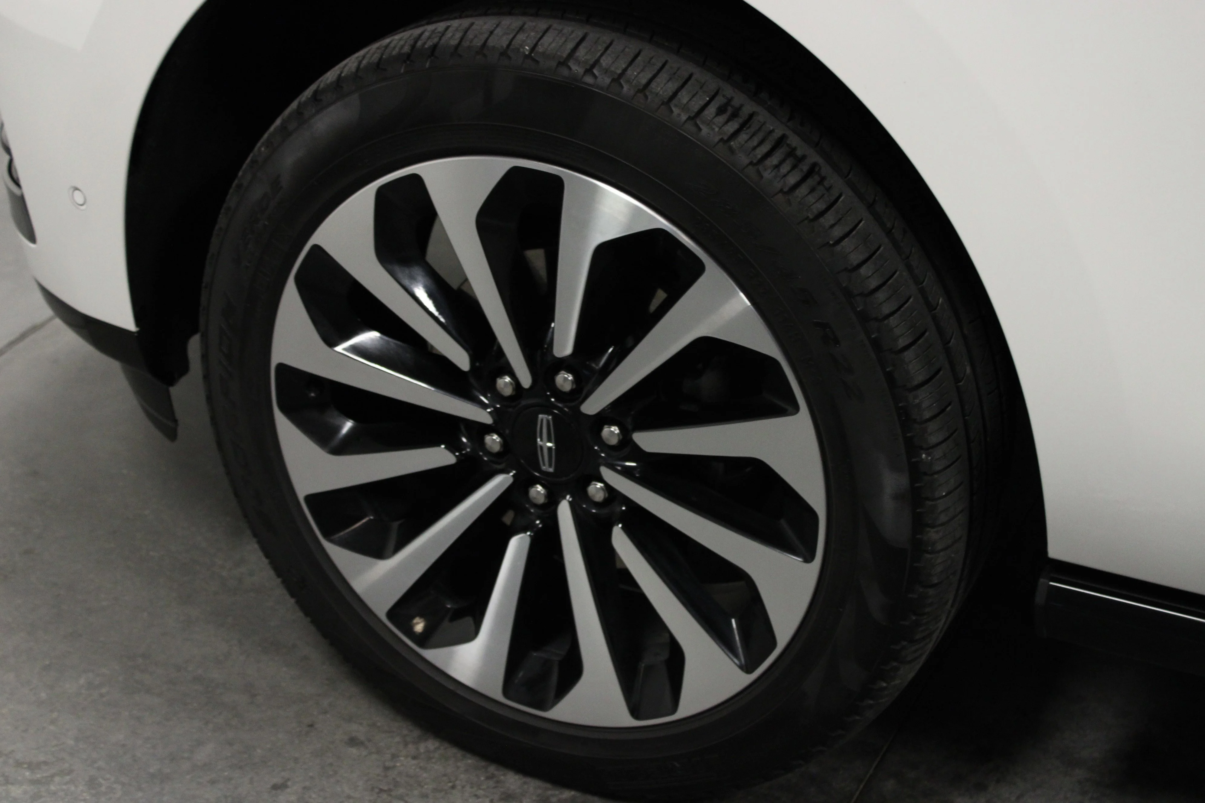 Used 2024 White Metallic Lincoln Reserve image 10