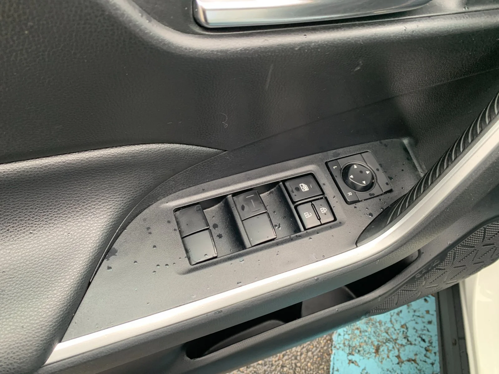 Used 2019 White Toyota XLE image 12