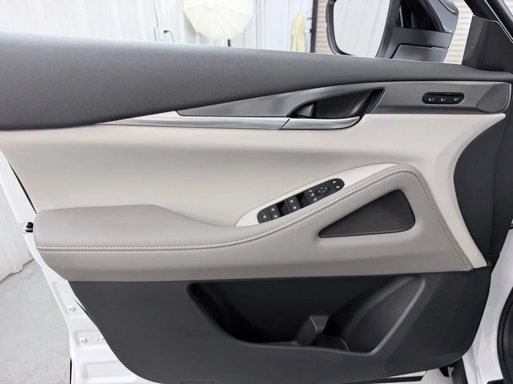 New 2027 RADIANT WHITE INFINITI Luxe AWD image 11