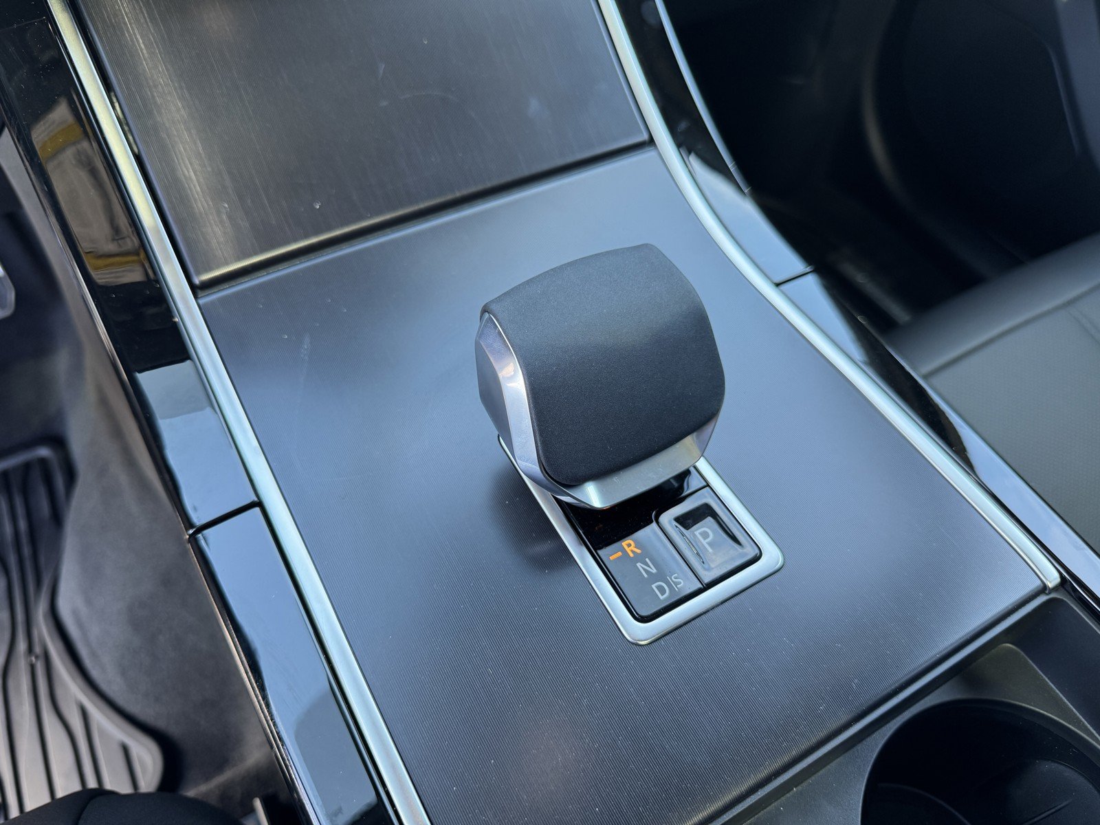 New 2026 Ostuni Pearl White Land Rover Dynamic SE image 19