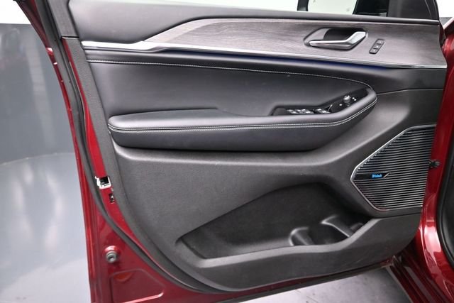 Used 2022 Velvet Jeep Overland image 12