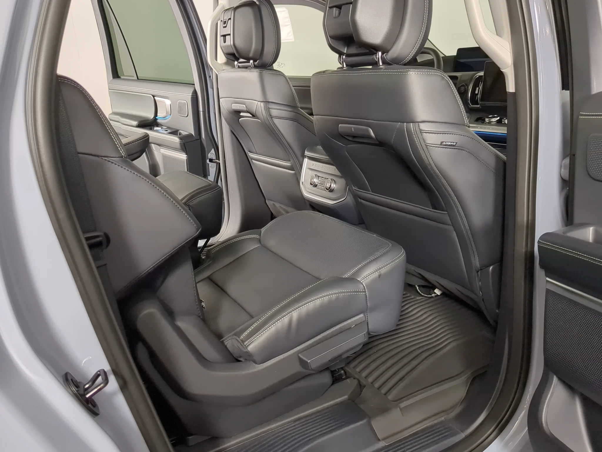 New 2027 Glacier Gray Metallic Tri-Coat Ford MAX Platinum image 25
