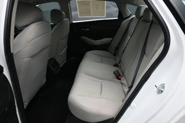 Used 2025 White Honda SE image 9