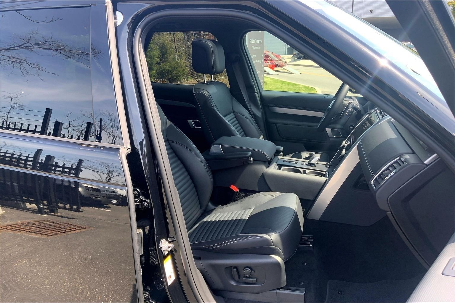 Certified Used 2025 Santorini Black Metallic Land Rover Dynamic SE image 8