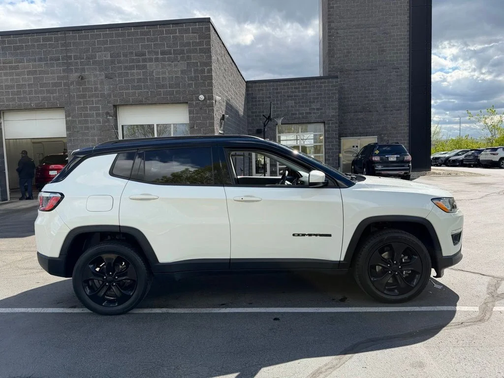 Used 2019 White Jeep Latitude image 6