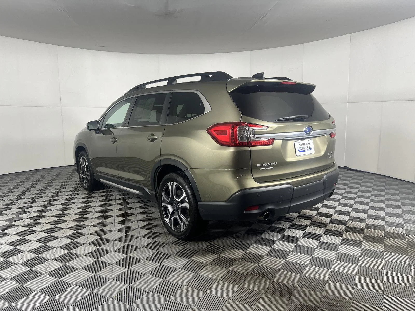 Used 2023 Autumn Green Metallic Subaru Limited image 16