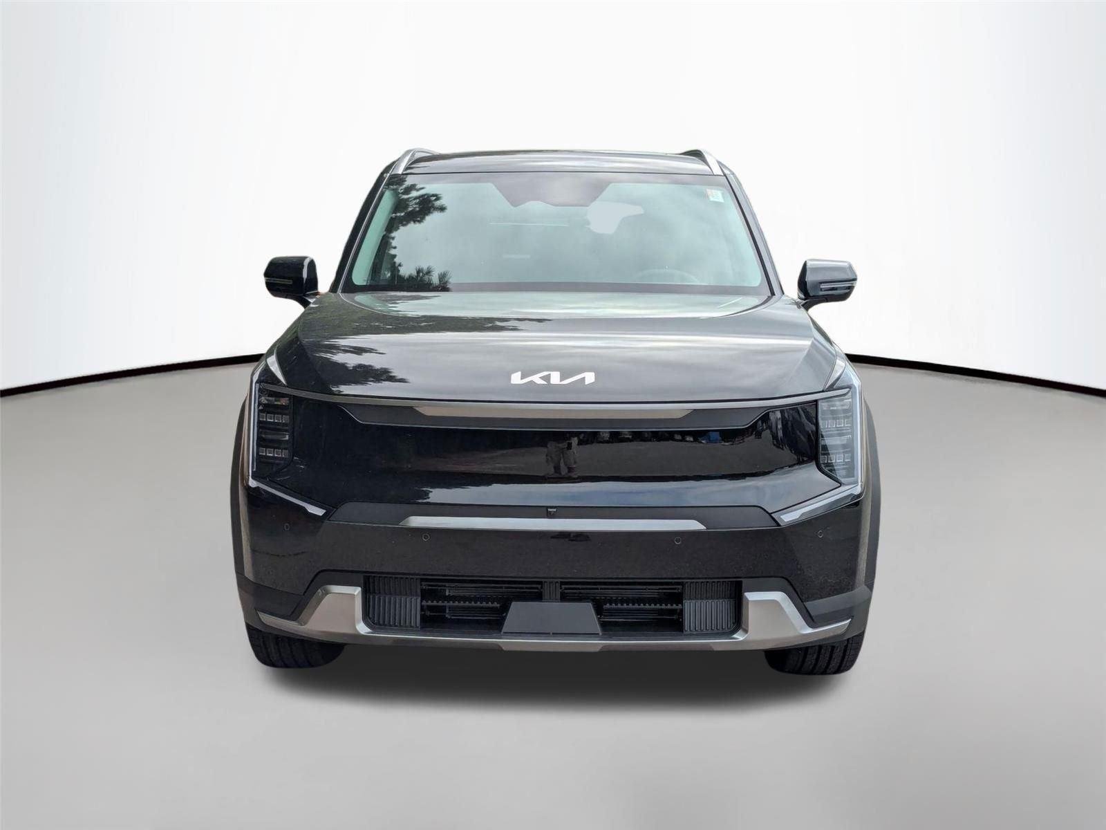New 2026 EBONY BLACK KIA WIND image 3