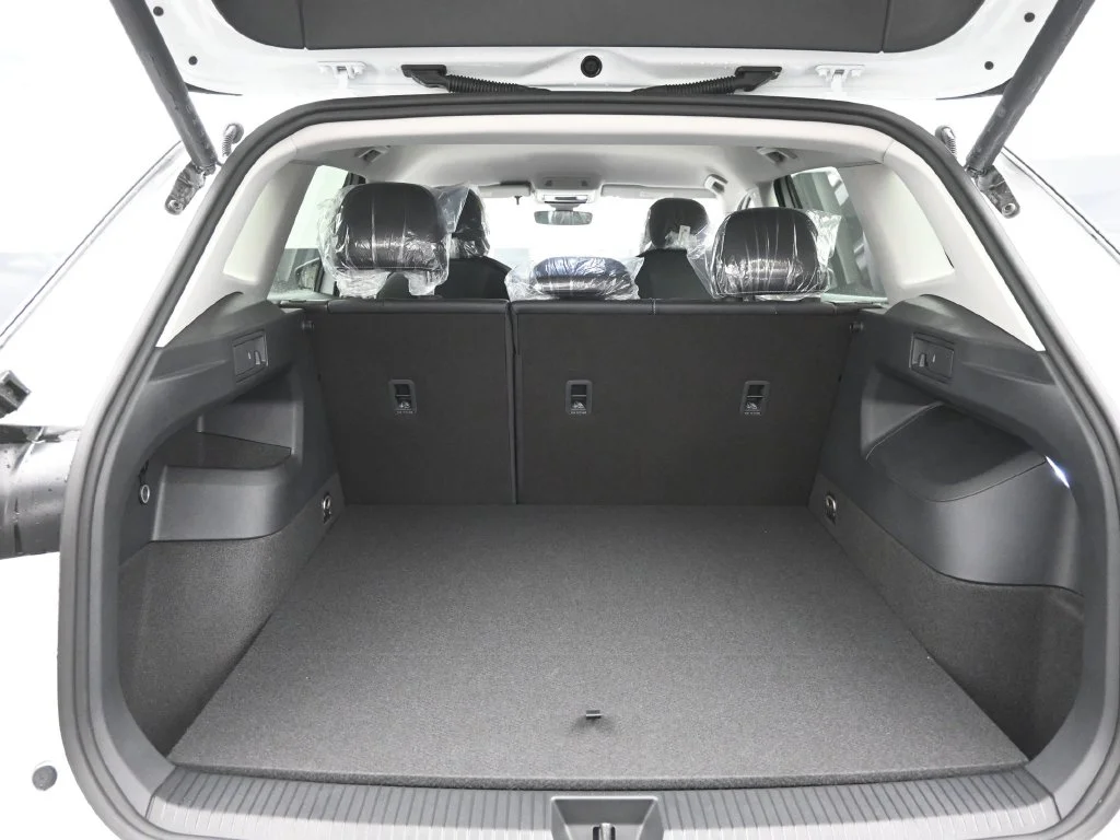 New 2026 White/off-white Volkswagen SE image 11